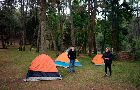 Área de camping con espacios para fogatas y asadores en el Centro Turístico Angahuan
