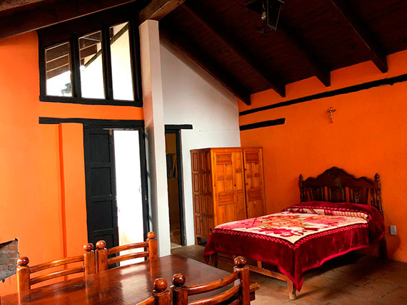 Interior de cabaña para 2 personas con cama matrimonial en el Centro Turístico Angahuan