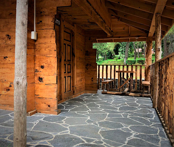 Entrada de troje tradicional purépecha para 2 personas con arquitectura autóctona en Angahuan