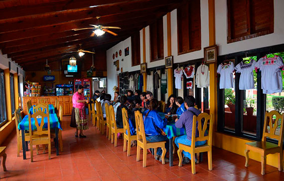 Restaurante con comida típica de la región en el Centro Turístico Angahuan, Michoacán