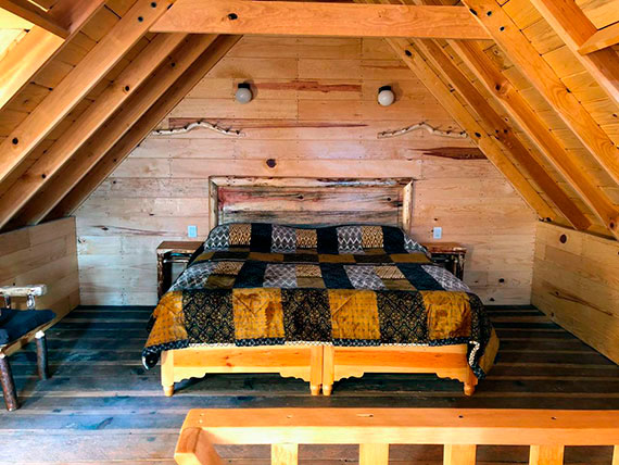 Vista exterior de troje para 4 personas con arquitectura purépecha tradicional en Angahuan