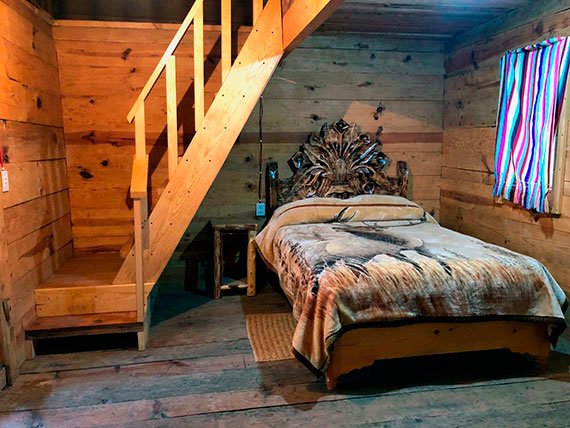 Interior de troje para 4 personas mostrando recámaras y espacios comunes en el Centro Turístico Angahuan