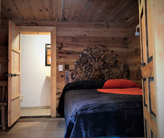 Interior de troje para 2 personas con cama matrimonial y terraza con asador en Angahuan